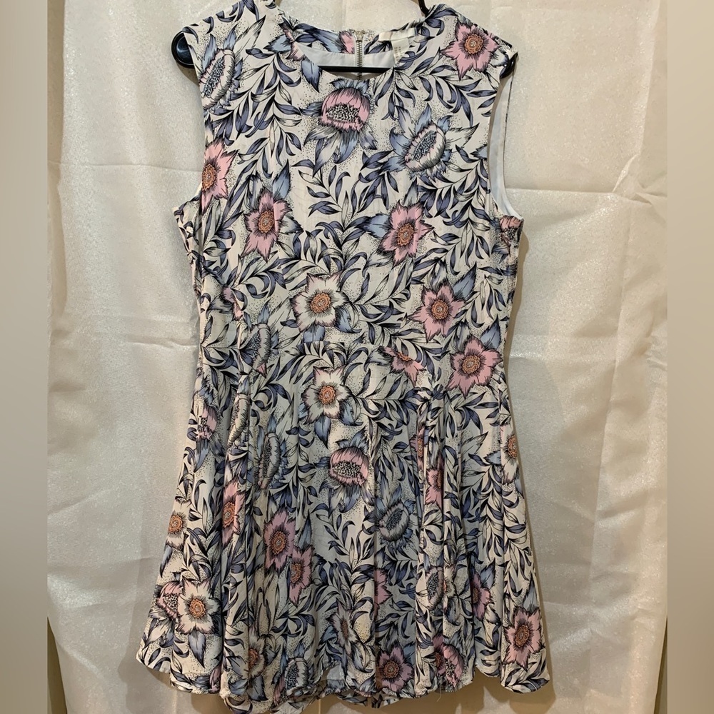 3/$28❤️H&M FLOWER, PRINT WHITE AND BLUE WITH PINK FLOWERS DRESS SIZE 14